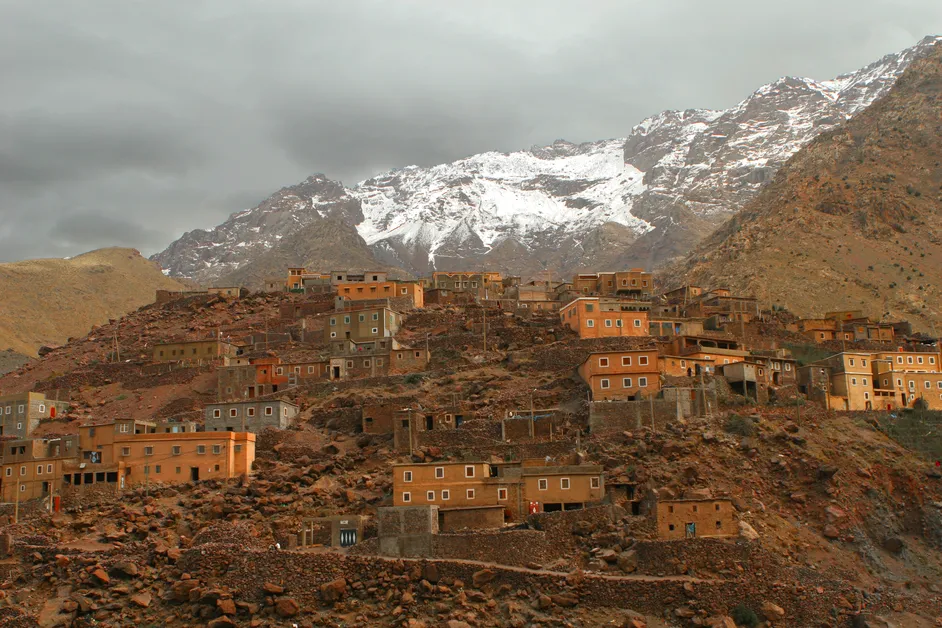 Navigating Between Desert Villages
